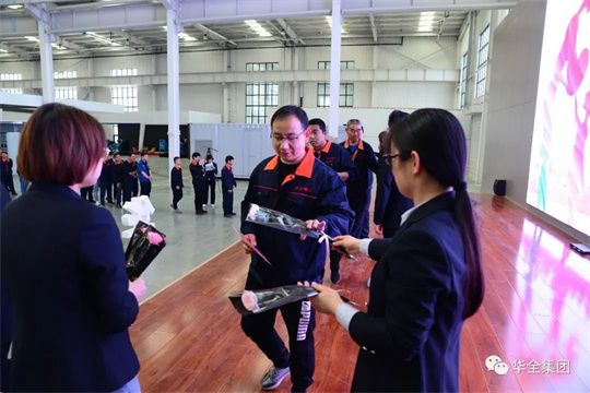 母親節到了，華全集團職工領取鮮花送給媽媽