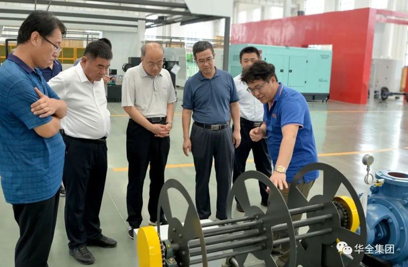 華全集團董事長趙立增向山東省應(yīng)急管理廳領(lǐng)導(dǎo)介紹應(yīng)急裝備產(chǎn)品