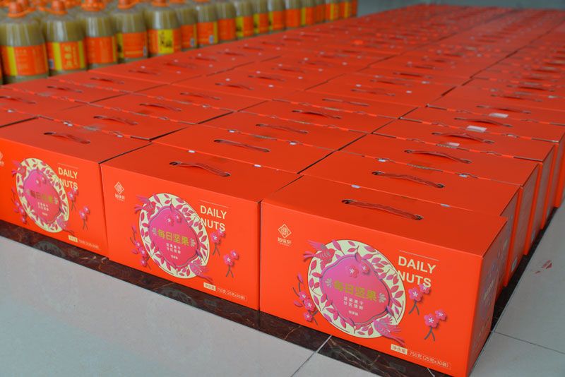 華全集團為員工發放春節福利-堅果禮盒