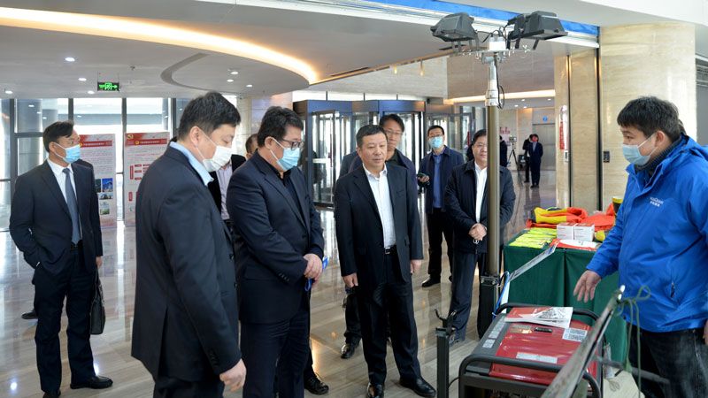 濰坊市領(lǐng)導(dǎo)蒞臨華全集團(tuán)展位，詳細(xì)詢問公司發(fā)展情況、產(chǎn)品情況等